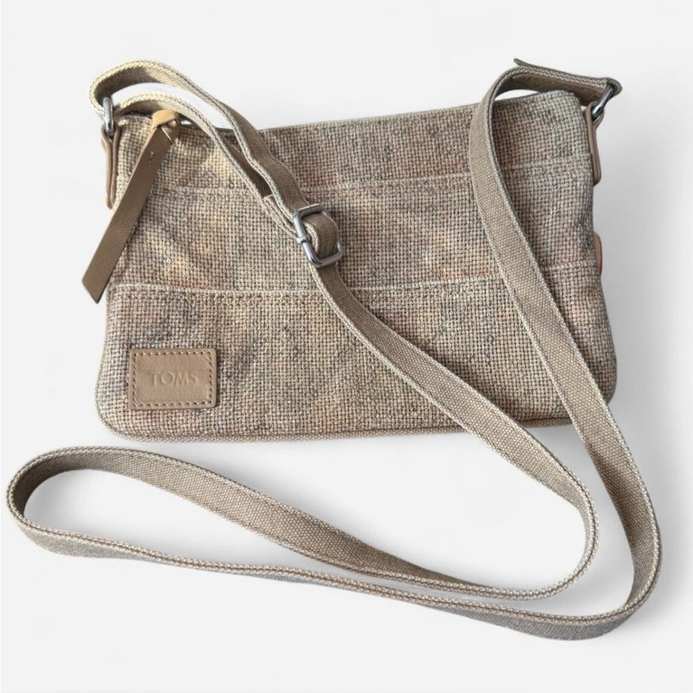 NWOT TOMS Beige Crossbody Bag with Adjustable Strap and Multiple Pockets